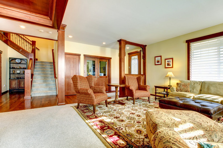 豪华客厅与奇瑞木头和楼梯图片