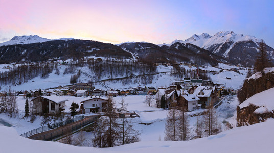 高山滑雪度假村 solden 奥地利在日落时