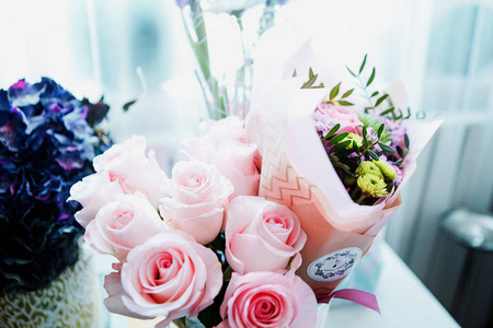 桌上花瓶里的粉红色玫瑰花束