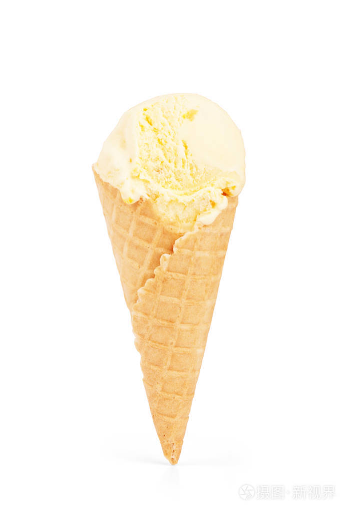 白色背景上美味冰淇淋蛋卷