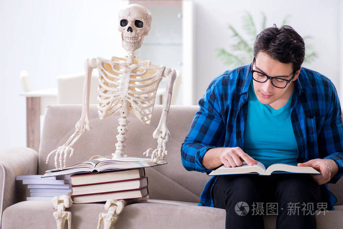 学习骨骼准备考试的学生