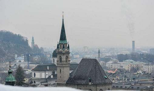 雾和雪覆盖美丽的萨尔茨堡大教堂