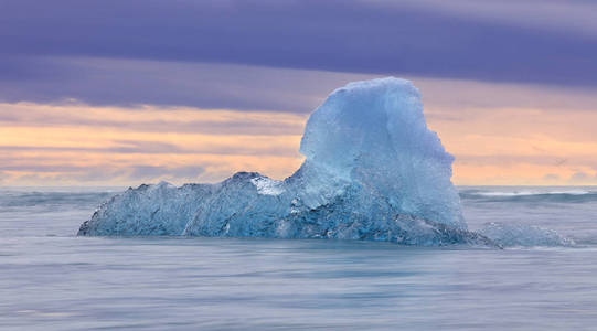 冰岛 jokulsarlon 冰川泻湖漂浮在北大西洋的冰山.拍摄长 exposur照片
