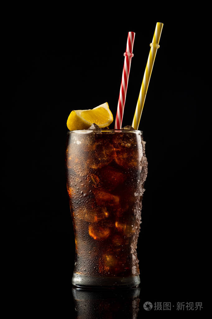 冰和稻草的玻璃可乐冷杯可乐加柠檬