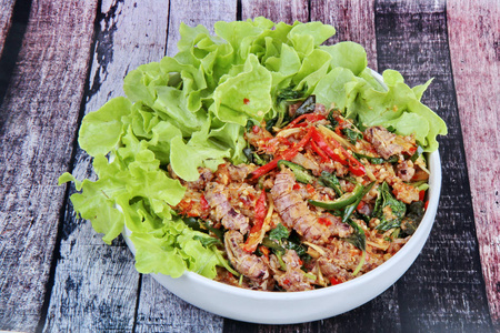 流行的泰国海鲜。香辣罗勒配螳螂虾顶绿色橡木生菜