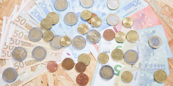 欧元纸币和硬币的平躺顶部视图