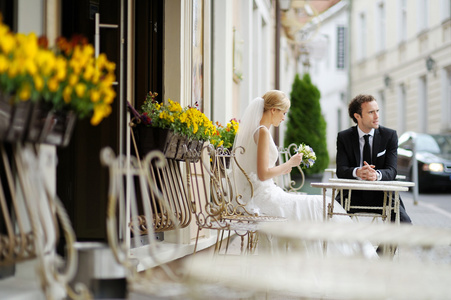 新娘和新郎在户外咖啡厅