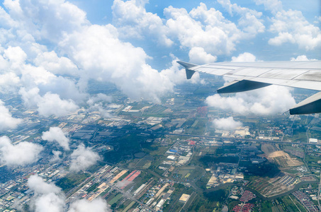 白色多云和风景从窗口在飞机上
