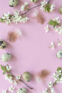 复活节 backgroundwith 鸡蛋和开花在淡粉色柔和的背景, 顶部的空间为您的 tex