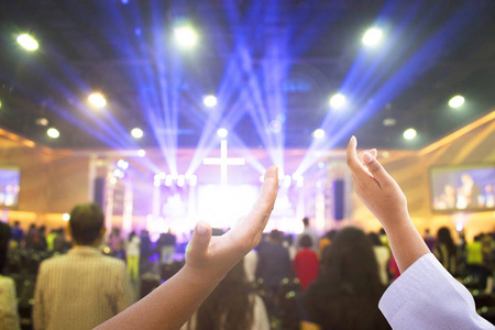与耶稣十字架基督教人团体的软焦点举起手敬拜上帝耶稣基督在教会复兴