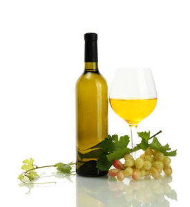 瓶的葡萄酒和成熟的葡萄被隔绝在白色的玻璃