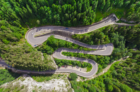 弯曲的道路与汽车和美丽的森林景观。Bicaz 峡谷, 罗马尼亚。空中鸟瞰从无人机