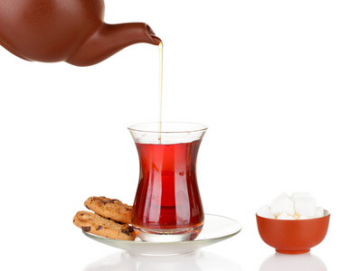 土耳其语的茶和水壶被隔绝在白色玻璃