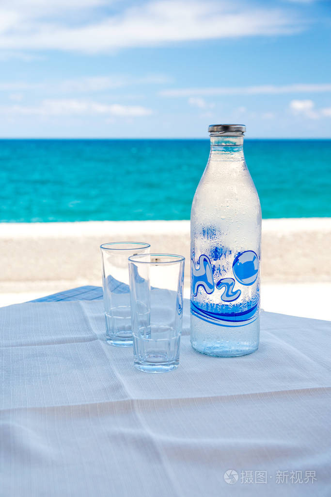 带文字铭文的冷水瓶 h2o