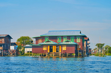 Intha 村在茵莱湖湖是受欢迎的游客, 看当地建筑从船在旅行期间, 参观当地餐馆和工艺品车间, 缅甸