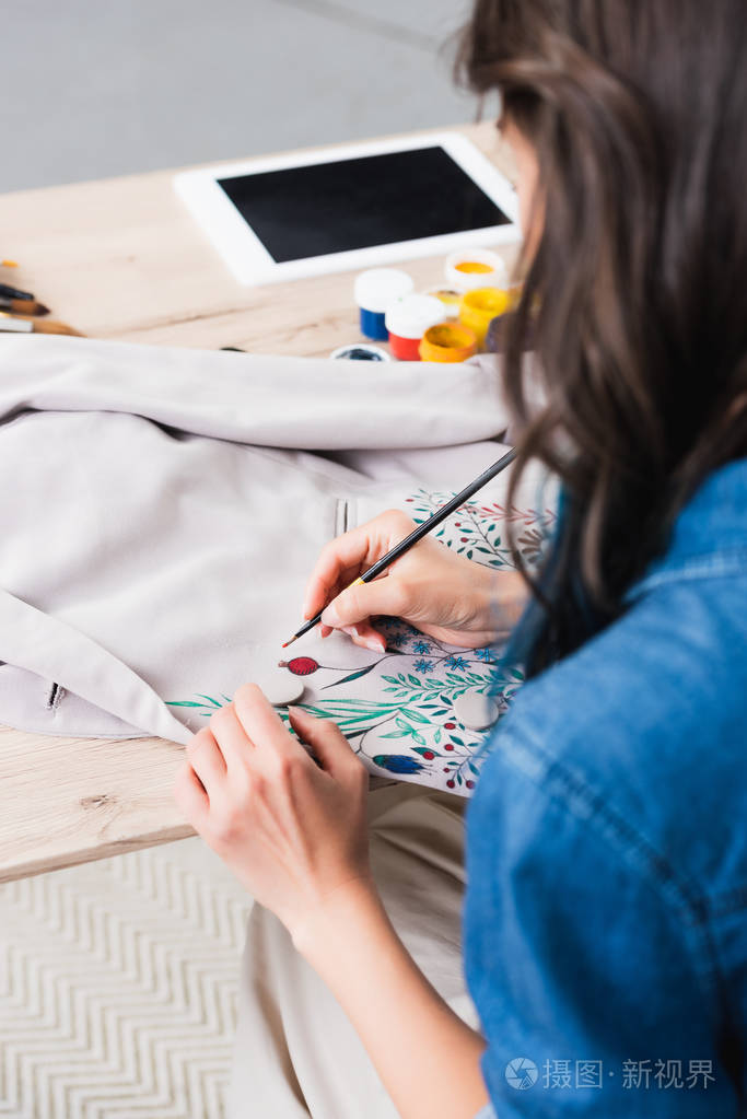 服装设计工作室女时装设计师在工作服上的绘画
