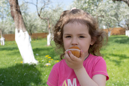 小女孩野餐吃蛋糕