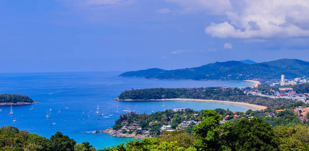 美丽的绿松石海浪与船, 海岸线和蓝天背景从卡塔和卡伦海滩的高鸟瞰点泰国普吉岛