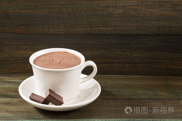 木制背景的美味热巧克力杯