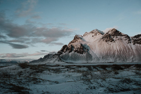 雪覆盖的 Stokksnes, 冰岛在日落的景观