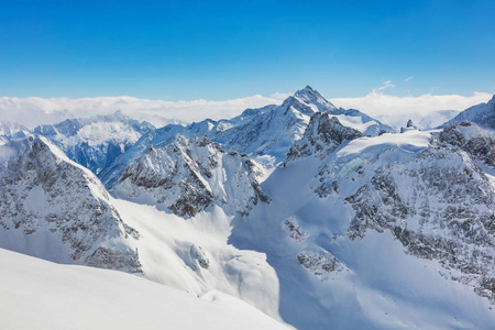 瑞士蓝色天空 探索冬季高山景区 白色雪装载的山脉