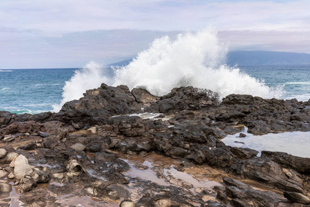 强大的海浪撞击毛伊岛海岸