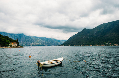 教职员质素从 Perast 镇到博科kotor 湾。黑山