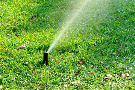 园林灌溉系统喷雾浇水草坪