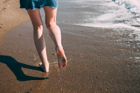 小女孩赤脚写真图片