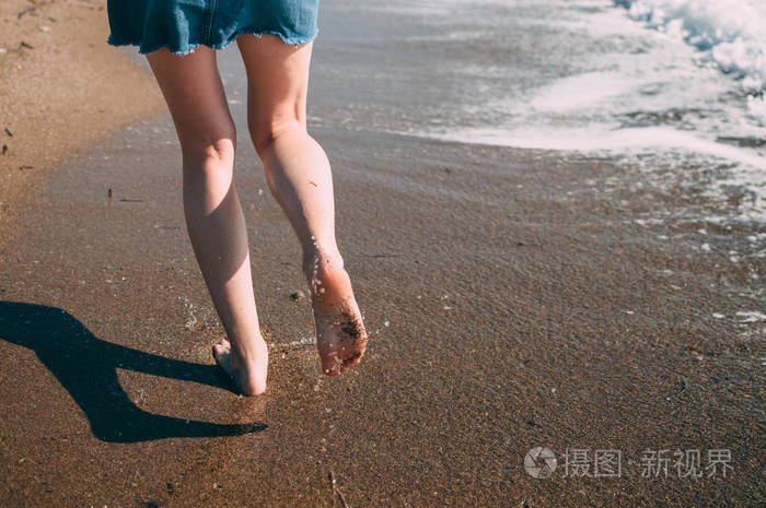 小女孩赤脚跑海边沙滩, 概念, 腿