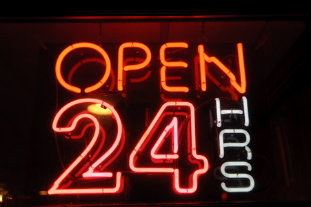 霓虹灯闪耀的招牌照片