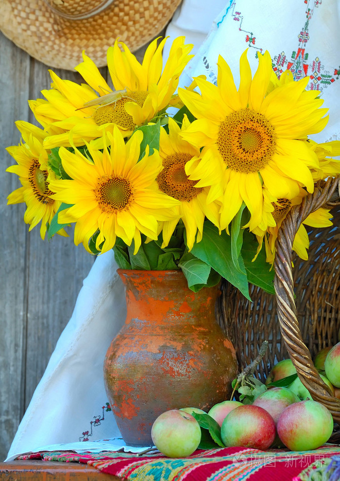 花瓶与向日葵和由一篮子与苹果