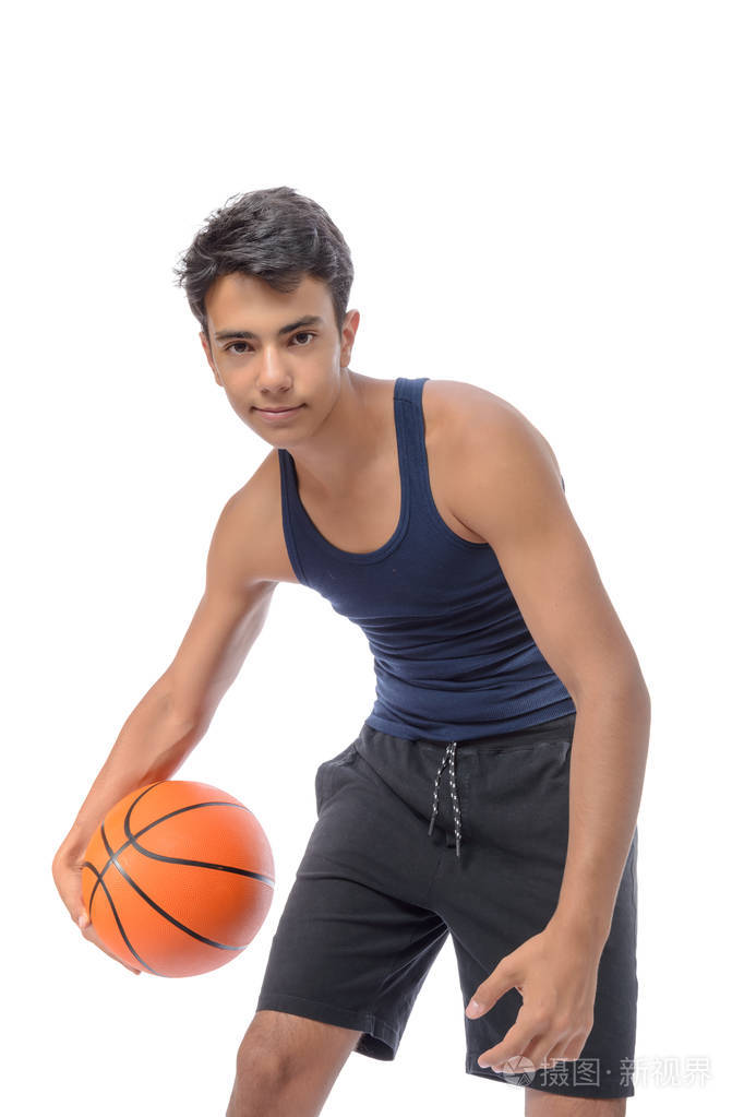 一个年轻的篮球运动员通过球的肖像年轻的白种男孩在运动衫打篮球白色