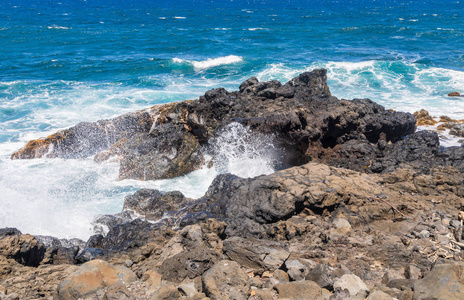 海浪撞击岩石毛伊岛海岸