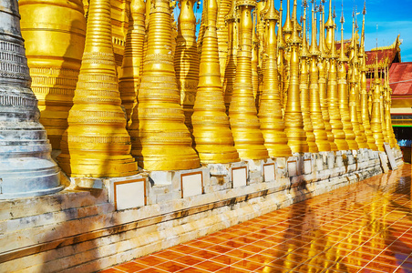 参观美丽的登佛形象神社与许多金色密集建造的佛塔, 装饰雕刻图案, Indein 村, 茵莱湖湖, 缅甸