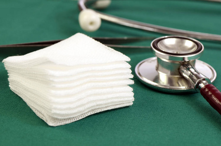 线上操作绿色操作布上的无菌纱布照片