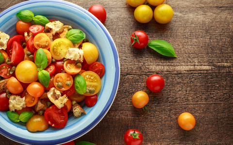 Panzanella 番茄沙拉, 配以红黄橙樱桃西红柿山瓜罗勒ciabatta 蒜。夏季健康食品