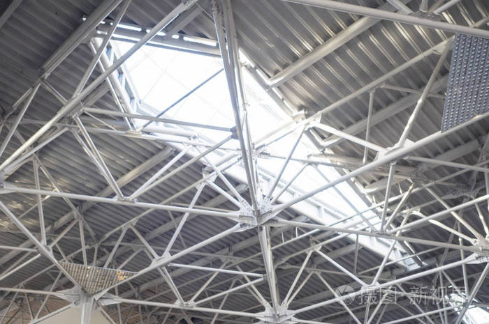 用钢框架桁架支撑波纹金属屋面的机场立面低角度透视图