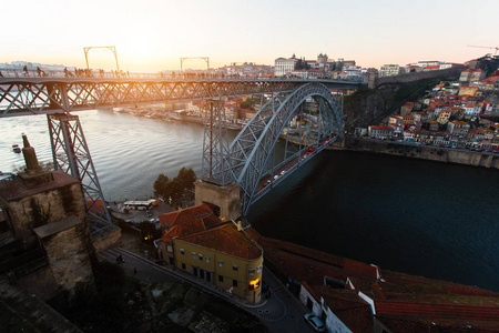 杜罗河河和 Dom 圣路易斯大桥在老镇波尔图, 葡萄牙