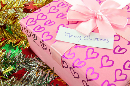 礼品盒与快乐圣诞标签
