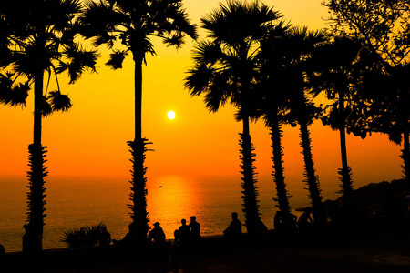 日落在蓬贴海角.蓬贴海角是普吉岛最受欢迎的观点.