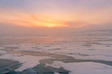 美后日落上空霜贝加尔湖俄罗斯冬季自然景观背景