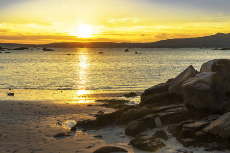 Espineiro 海滩在 Arousa 海岛在金黄日落