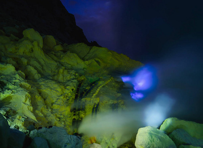 蓝色火焰在硫磺开采夜间, 卡瓦 Ijen , 东爪哇, 印度尼西亚