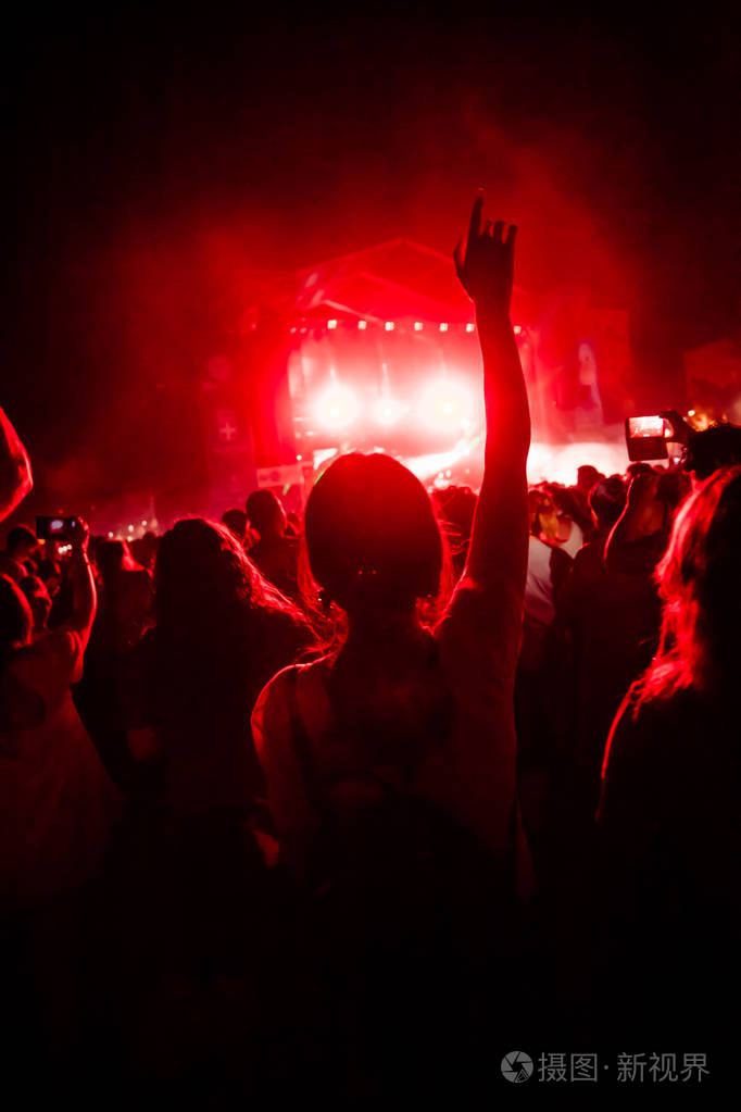 在音乐节上用手在空中和鼓掌的人或观众观看音乐会夏日音乐节