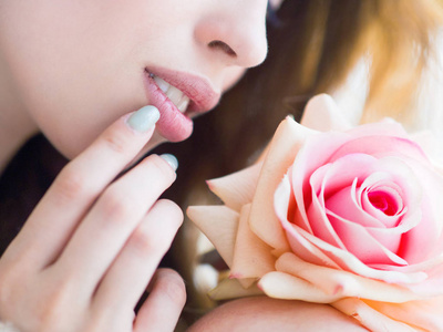 嘴唇和玫瑰。护肤理念