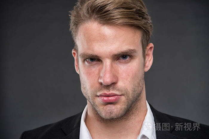 有严肃面孔的商人.商界男士有自信的神色.人的商业肖像.信心和魅力