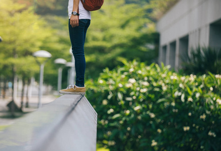 站在城市建筑墙边的年轻女子