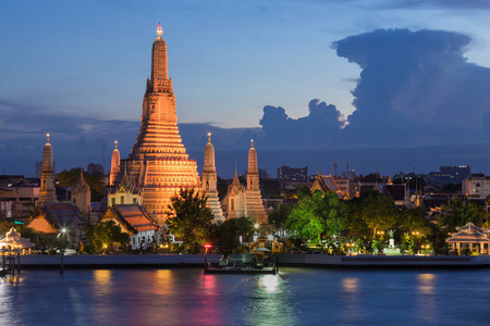 阿伦寺庙河前面在黄昏, 曼谷佛教历史地标泰国