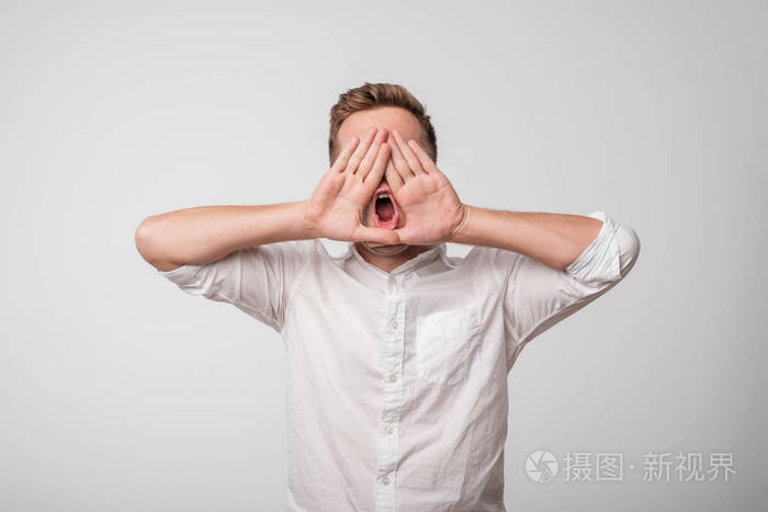 有吸引力的年轻白种人呼喊